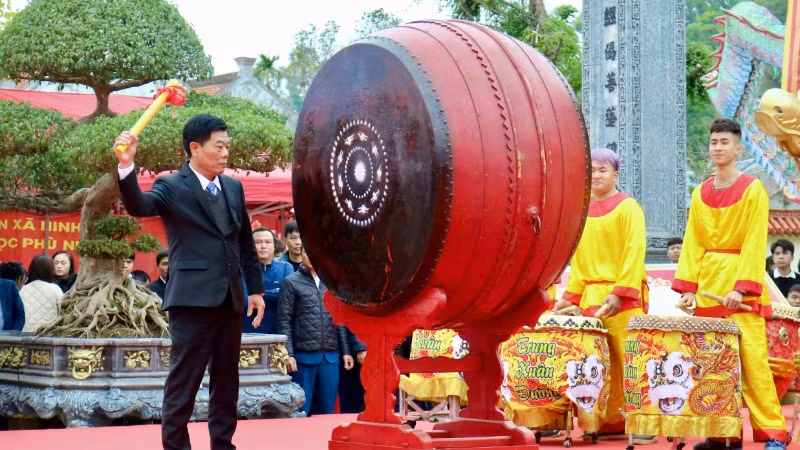 Chủ tịch Ủy ban nhân dân thành phố Thủy Nguyên Nguyễn Huy Hoàng nổi trống khai hội Lễ khai bút đầu Xuân Ất Tỵ