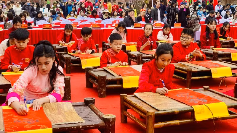 Các học sinh tiêu biểu của thành phố Thủy Nguyên tham dự lễ khai bút đầu Xuân.