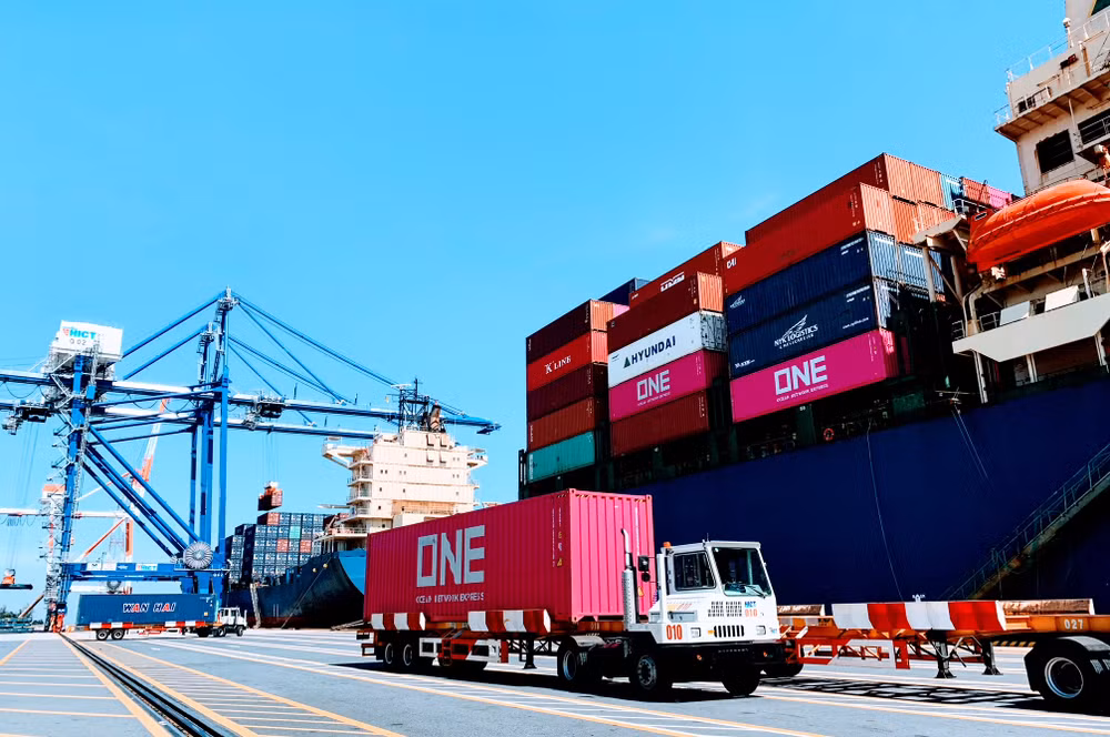 Hoạt động xuất nhập khẩu qua các cảng biển Hải Phòng diễn ra nhộn nhịp.