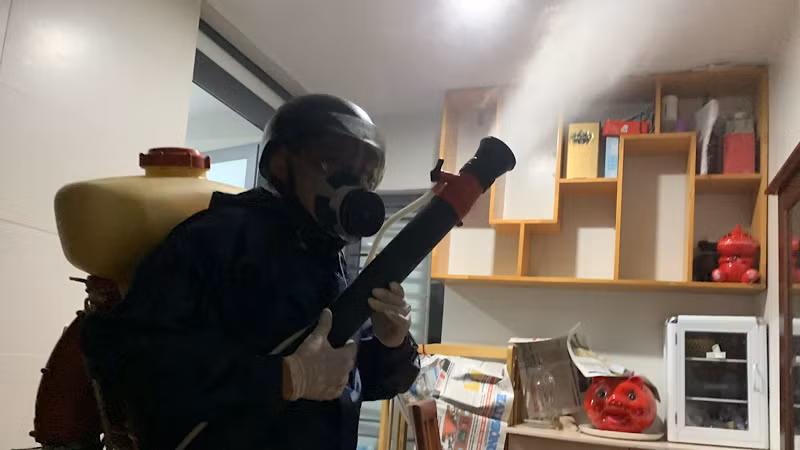 Phun thuốc diệt muỗi tại các gia đình.