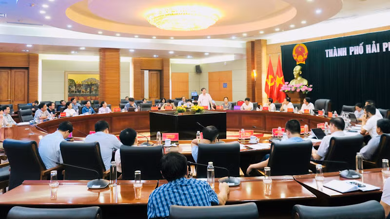 Quang cảnh cuộc họp triển khai các giải pháp kiểm soát, khống chế dịch bệnh sốt xuất huyết Dengue đang có chiều hướng lan rộng trên địa bàn thành phố Cảng.