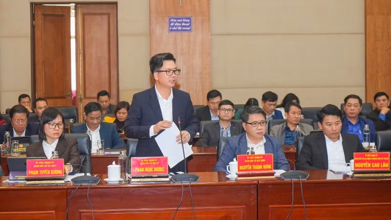 Giám đốc Sở Nội vụ Hải Phòng Phạm Ngọc Dương thông tin về phương án và chủ trương chế độ chính sách trong thực hiện sắp xếp, tinh gọn bộ máy.