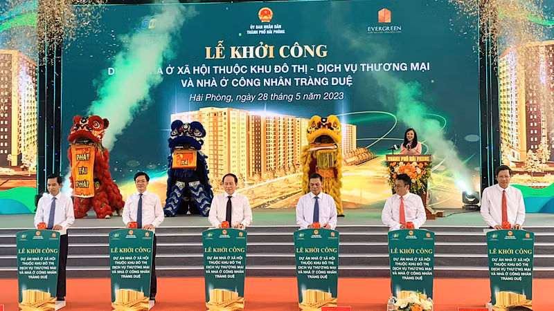 Lãnh đạo thành phố Hải Phòng và Công ty cổ phần khu công nghiệp Sài Gòn-Hải Phòng nhấn nút khởi công dự án nhà ở xã hội.