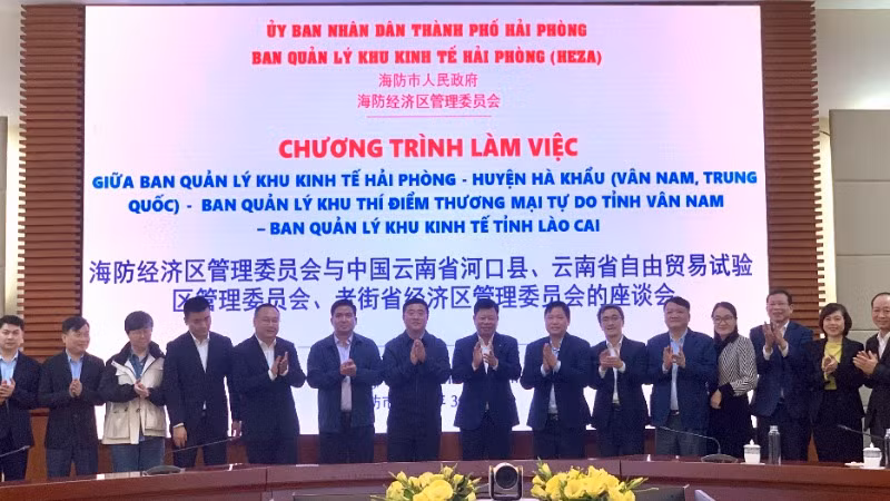 Đại biểu hai bên tham dự gặp gỡ, trao đổi. Đại biểu hai bên tham dự gặp gỡ, trao đổi.