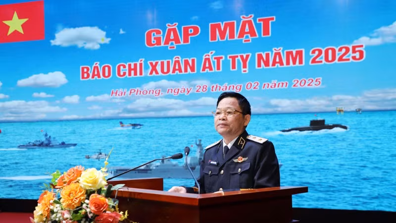 Trung tướng Nguyễn Văn Bổng, Bí thư Đảng ủy, Chính ủy Quân chủng Hải quân phát biểu tại gặp mặt báo chí.