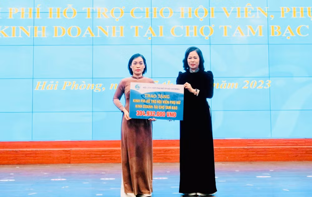 Trao gần 305 triệu đồng hỗ trợ cho hội viên, phụ nữ bị ảnh hưởng bởi vụ cháy chợ Tam Bạc (quận Hồng Bàng).