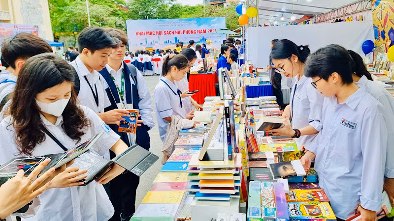 Các em học sinh hào hứng với các gian trưng bày, giới thiệu sách tại Hội Sách 2024.