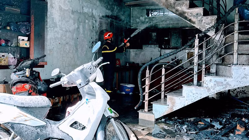 Lực lượng chữa cháy khẩn trương dập tắt đám cháy và chống cháy lan.