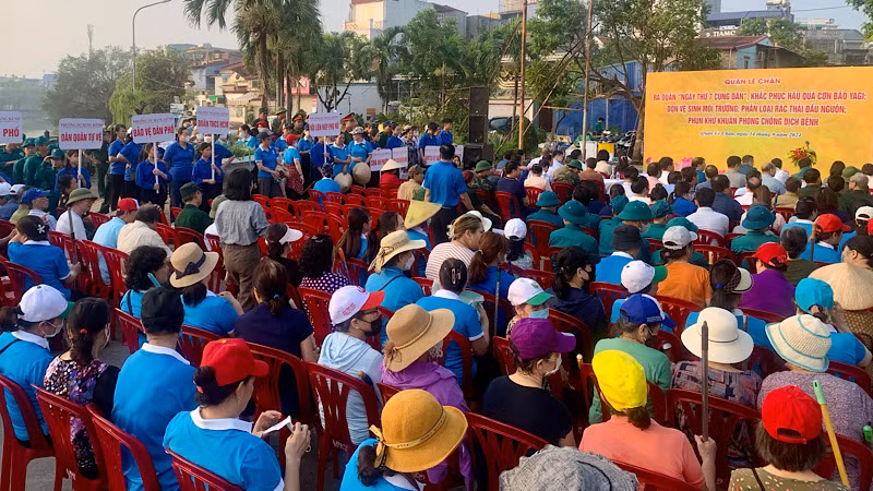 Quang cảnh phát động "Ngày thứ bảy cùng dân" ra quân khắc phục hậu quả bão số 3 tại quận Lê Chân.