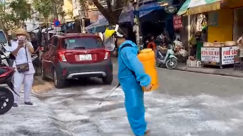 Quận Lê Chân tổ chức phun thuốc khử khuẩn tại các khu vực trọng điểm có nguy cơ phát sinh dịch bệnh.