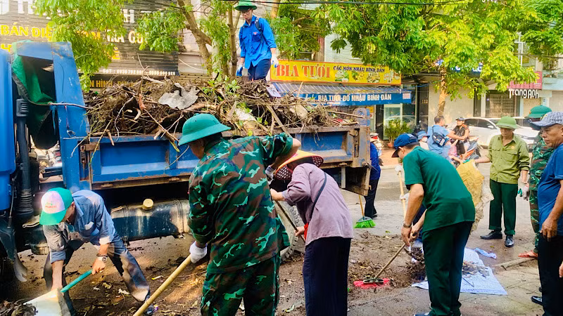 Lực lượng ở các địa bàn cơ sở đều tích cực tham gia thu dọn vệ sinh.