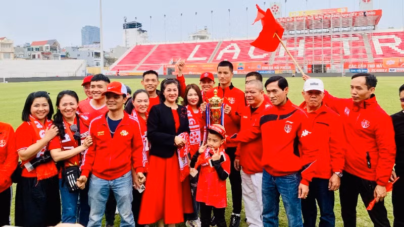 Các cổ động viên Đội tuyển bóng đá Hải Phòng trao Cup tượng trưng tặng thủ môn Đình Triệu.