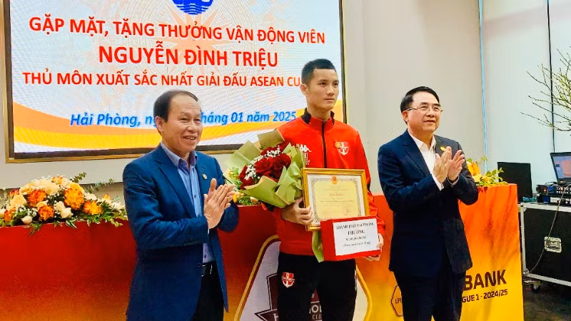 Lãnh đạo thành phố Hải Phòng trao Bằng khen của Chủ tịch Ủy ban nhân dân thành phố tặng thủ môn Đình Triệu.