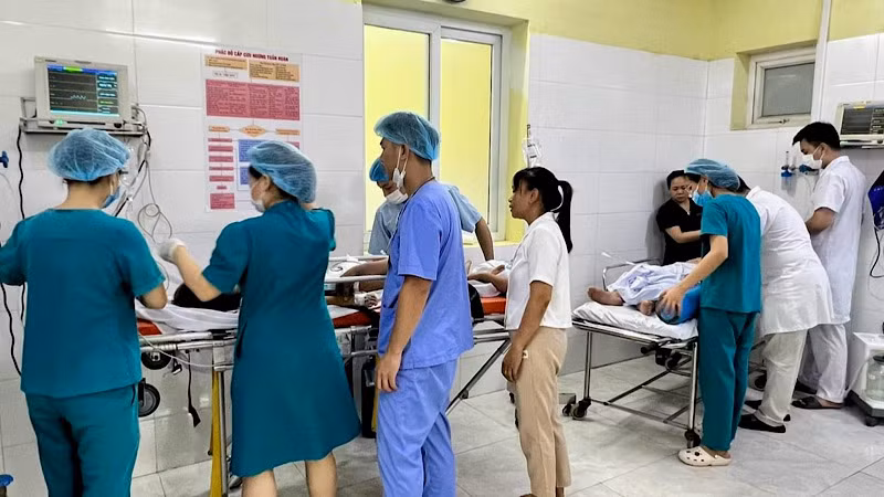 Các y bác sĩ Viện Y học Biển xử trí các trường hợp cấp cứu do ngộ độc khí CO.