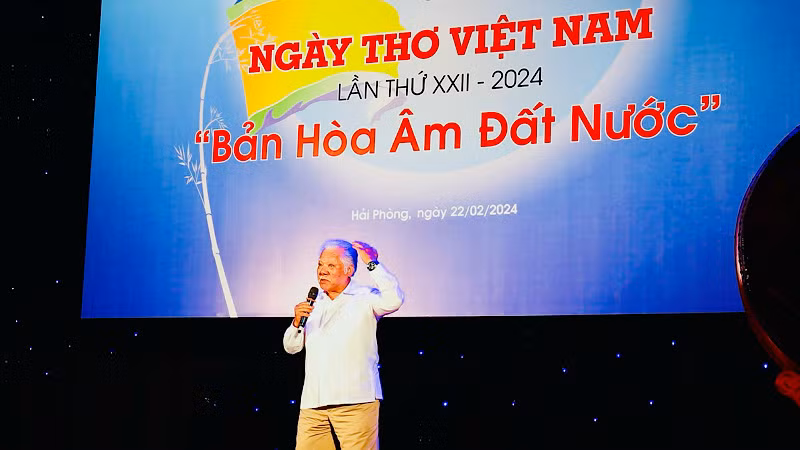 Nghệ sĩ Nhân dân Lê Chức trình diễn bài thơ "Nam quốc sơn hà" của Lý Thường Kiệt tại Ngày thơ Việt Nam.