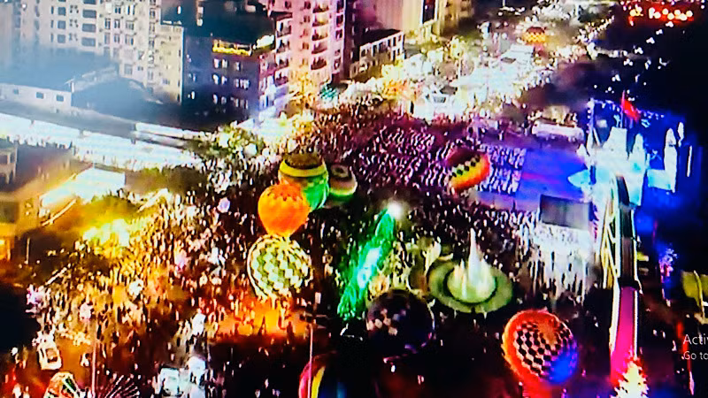 Lung linh đêm hội trên đảo Cát Bà.