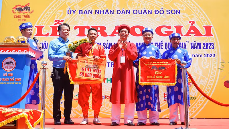 Trao giải Nhì tặng ông Lưu Đình Dũng-chủ trâu số 9.