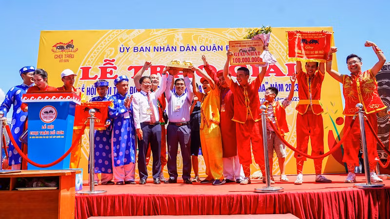 Ban tổ chức trao giải Nhất cho chủ trâu số 3 giành chức vô địch Hội chọi trâu truyền thống Đồ Sơn 2023.
