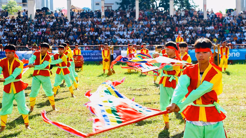Màn múa cờ mạnh mẽ, uyển chuyển của trai tráng Đồ Sơn.