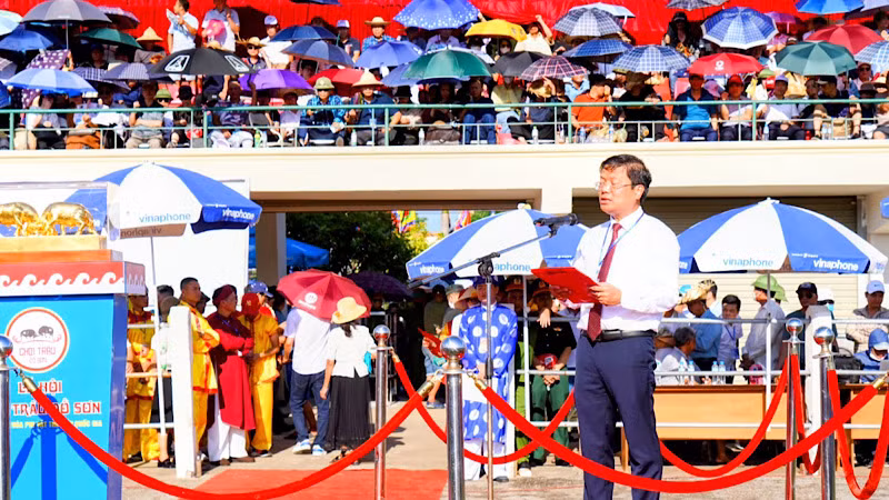 Chủ tịch Ủy ban nhân dân quận Đồ Sơn Trần Khắc Kiên khai mạc Lễ hội chọi trâu truyền thống năm 2023.