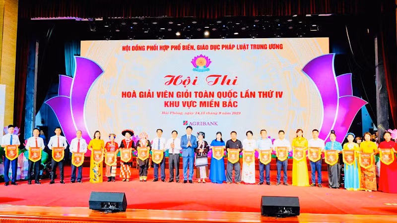 Ban tổ chức trao cờ lưu niệm tặng các đội tham gia Hội thi Hòa giải viên giỏi toàn quốc khu vực phía bắc.