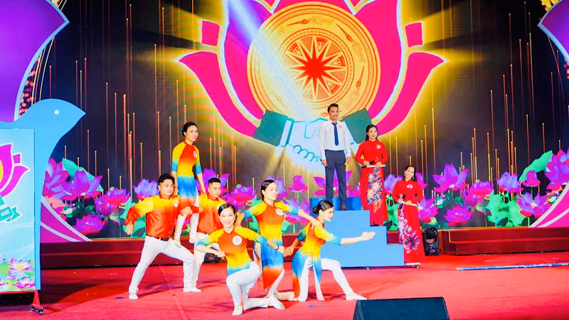 Các đội biểu diễn văn nghệ tại Hội thi.