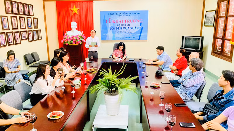 Quang cảnh khai trương vở diễn "Đợi đến mùa xuân".