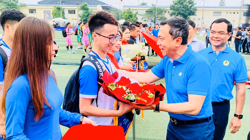 Lãnh đạo Tổng Liên đoàn Lao động Việt Nam và Liên đoàn Bóng đá Việt Nam tặng hoa các đội bóng tham dự giải.