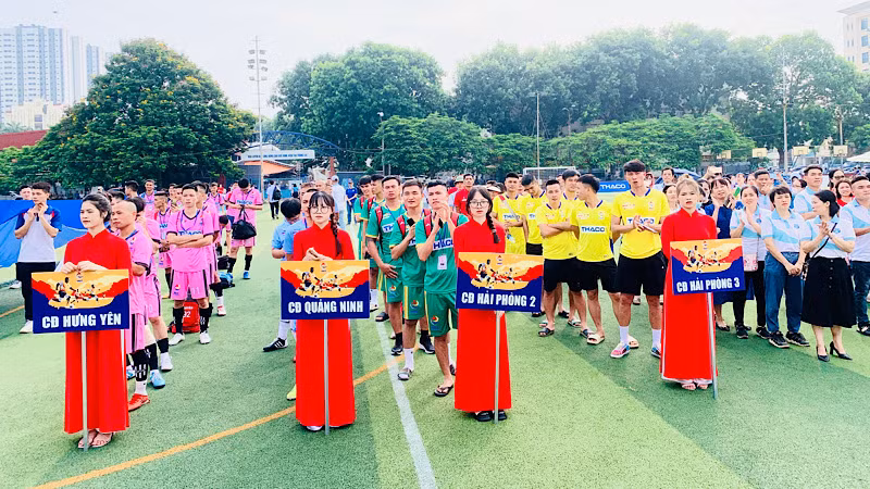 Đông đảo công nhân lao động tích cực tham gia giải đấu.