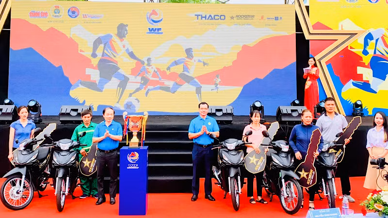 Trao xe máy tặng công nhân lao động có hoàn cảnh khó khăn, đạt thành tích xuất sắc trong lao động sản xuất.