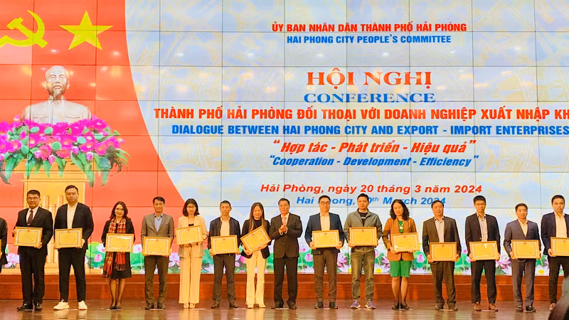 Chủ tịch Ủy ban nhân dân thành phố Hải Phòng trao Bằng khen tặng các doanh nghiệp xuất nhập khẩu tiêu biểu.