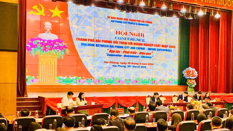Quang cảnh hội nghị đối thoại với doanh nghiệp xuất nhập khẩu.