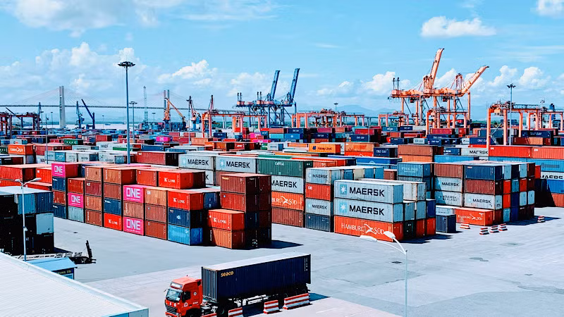 Hoạt động xuất nhập khẩu hàng hóa tại Cảng Đình Vũ (Hải Phòng).