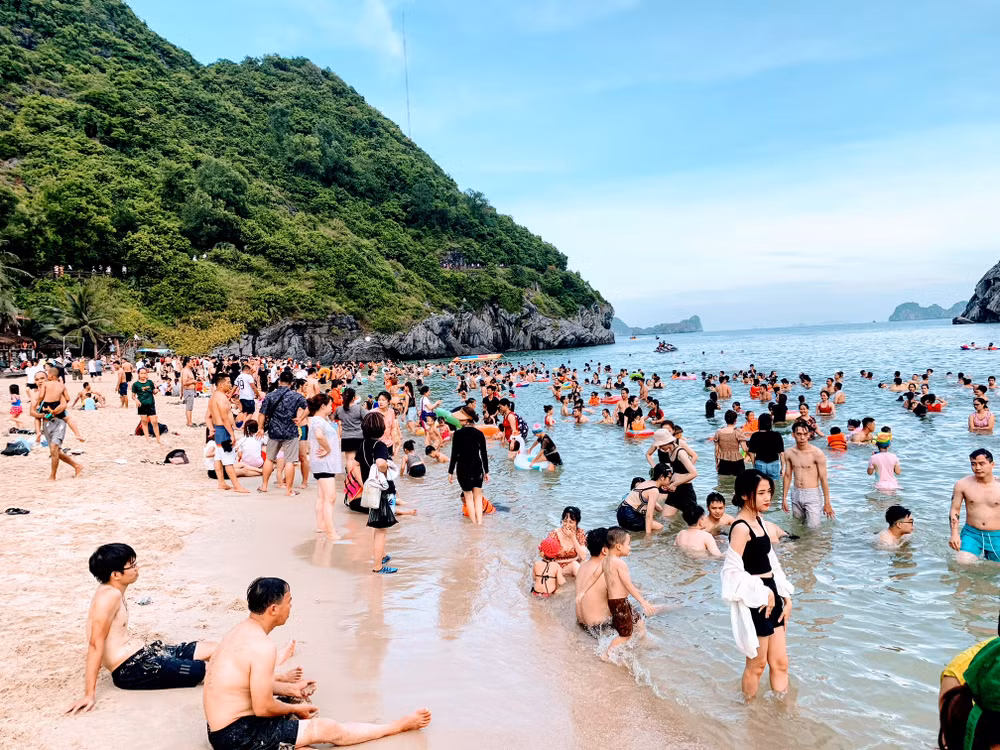 Biển Cát Bà luôn thu hút đông du khách trong các ngày nghỉ.