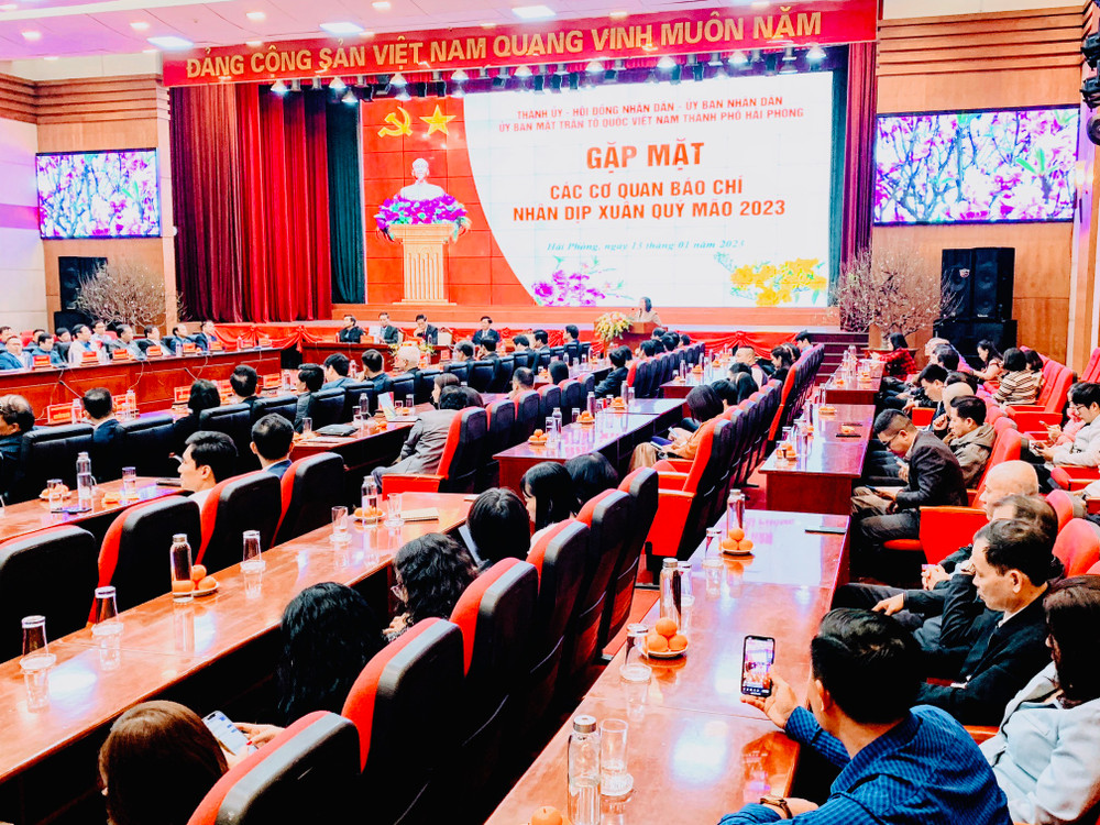 Quang cảnh cuộc gặp mặt của Thành ủy, Hội đồng nhân dân, Ủy ban nhân dân, Ủy ban Mặt trận Tổ quốc Việt Nam thành phố Hải Phòng với các cơ quan báo chí.