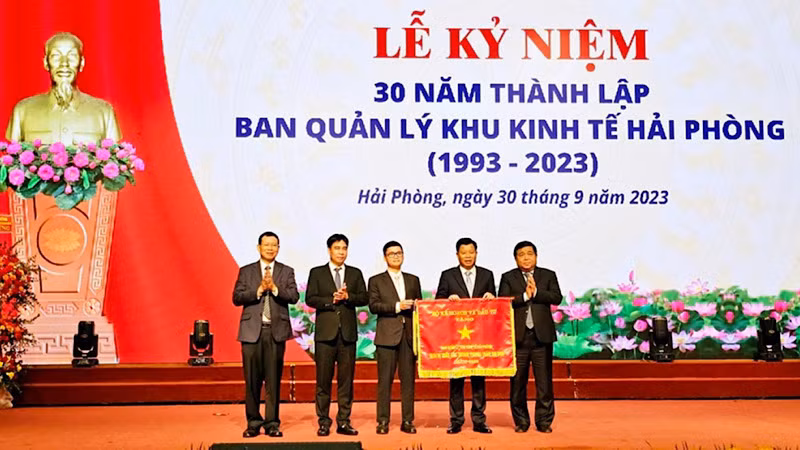Bộ Kế hoạch và Đầu tư trao cờ thi đua xuất sắc tặng Ban quản lý Khu kinh tế Hải Phòng.
