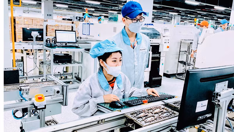 Công nhân lao động làm việc trong các doanh nghiệp thuộc Khu kinh tế Hải Phòng.