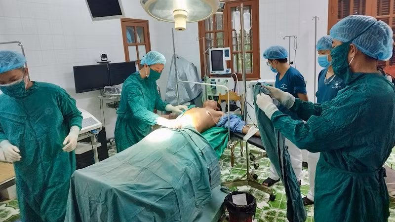 Phẫu thuật cấp cứu kịp thời cho ngư dân tại Trung tâm Y tế quân dân y Bạch Long Vĩ.