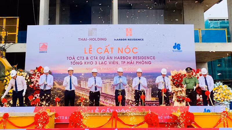 Đồng chí Trần Lưu Quang, Ủy viên Trung ương Đảng, Trưởng Ban Kinh tế Trung ương cùng lãnh đạo thành phố Hải Phòng dự lễ cất nóc 2 công trình nhà ở xã hội CT3A, CT4B.