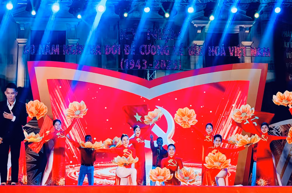 Các tiết mục ca ngợi Đảng, Bác Hồ.