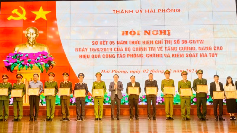 Thành ủy Hải Phòng biểu dương khen thưởng các tập thể và cá nhân có thành tích trong phòng, chống ma túy.
