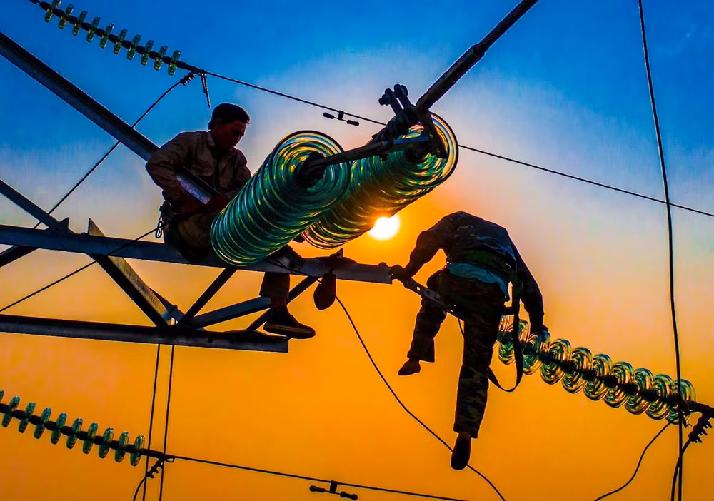 Nắng nóng gay gắt đang khiến nhu cầu sử dụng điện tăng cao.