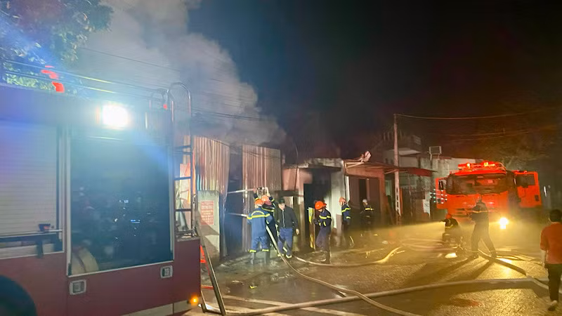 Các lực lượng chữa cháy, cứu nạn, cứu hộ khẩn trương dập lửa và cứu nạn.