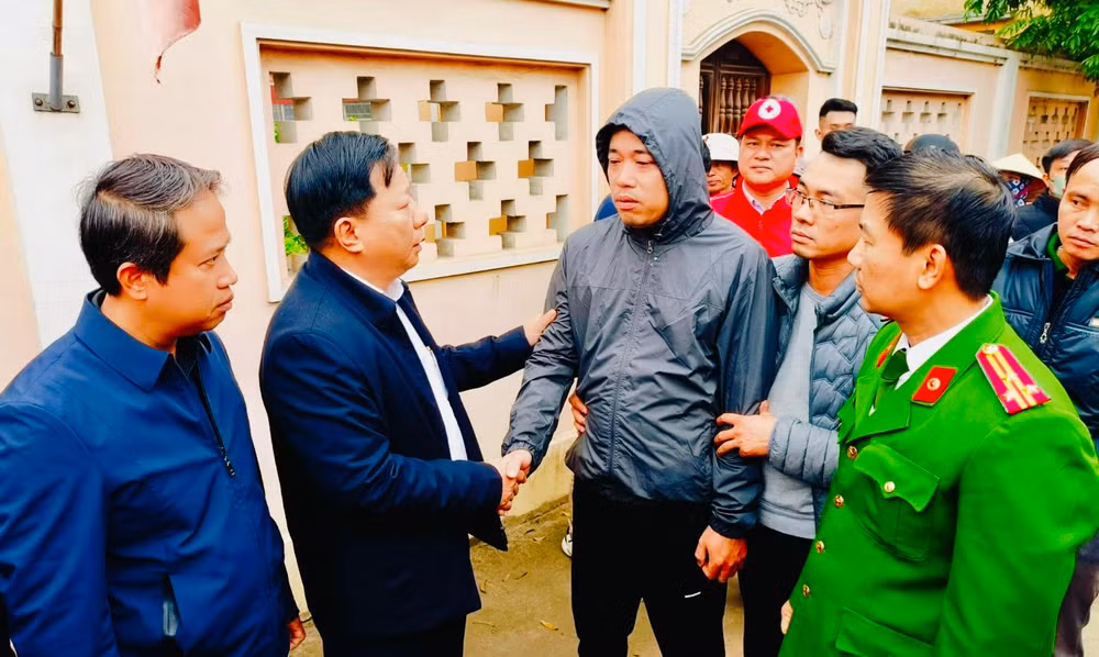 Lãnh đạo Ủy ban nhân dân thành phố Hải Phòng, huyện Vĩnh Bảo và các ngành chia sẻ, động viên gia đình có người thiệt mạng trong vụ cháy.