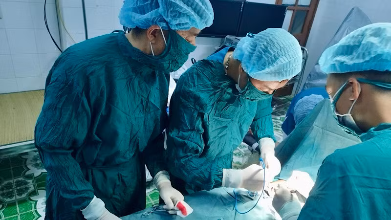 Các y bác sĩ tiến hành mổ cấp cứu cho ngư dân bị viêm ruột thừa cấp tại Trung tâm y tế quân dân y Bạch Long Vĩ.