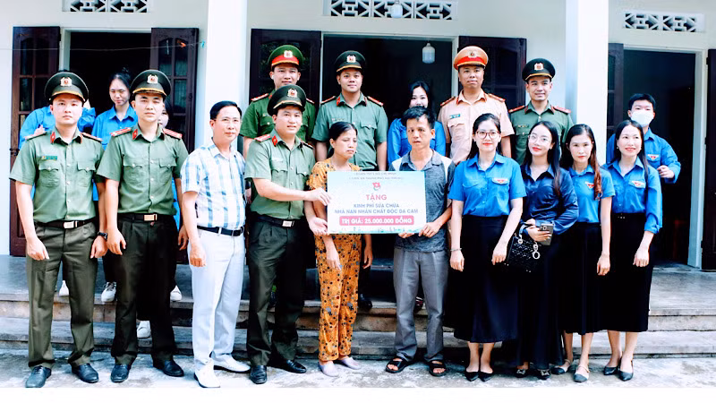Trao kinh phí sửa chữa nhà ở tặng nạn nhân chất độc da cam.