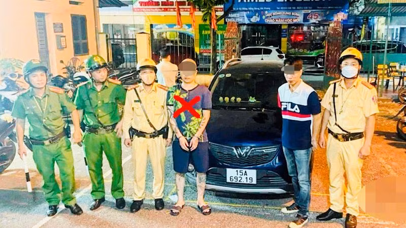 Nguyễn Hoàng N. (người đánh dấu X đỏ) bị khởi tố về tội danh "Chống người thi hành công vụ". (Ảnh công an cung cấp)