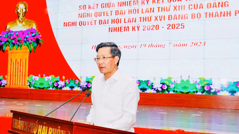 Các đại biểu phát biểu tại Hội nghị sơ kết giữa nhiệm kỳ.