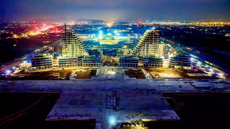 Trung tâm Chính trị-Hành chính mới của thành phố Hải Phòng tại Khu đô thị Bắc sông Cấm (huyện Thủy Nguyên) đang được khẩn trương xây dựng. (Ảnh: ĐỨC NGHĨA)