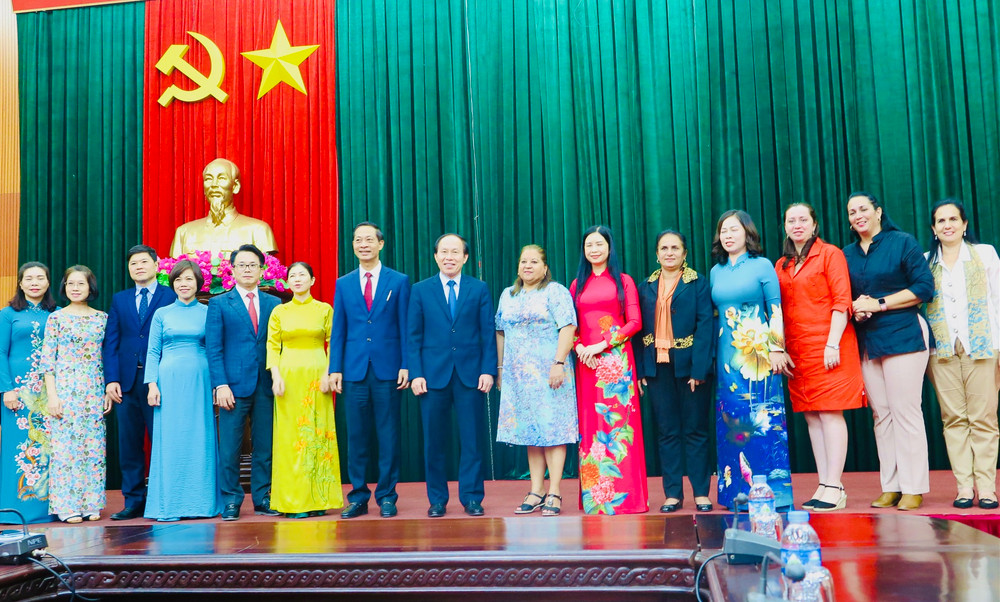 Lãnh đạo thành phố Hải Phòng chụp ảnh lưu niệm với Đoàn đại biểu cấp cao Hội Liên hiệp Phụ nữ nước Cộng hòa Cuba.
